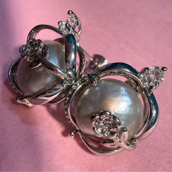 Baroque Pearl Flower Stud Earrings Silver Tone
New - Picture 17 of 17